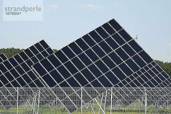 Alternative Energie mit einem Feld aus Sonnenkollektoren