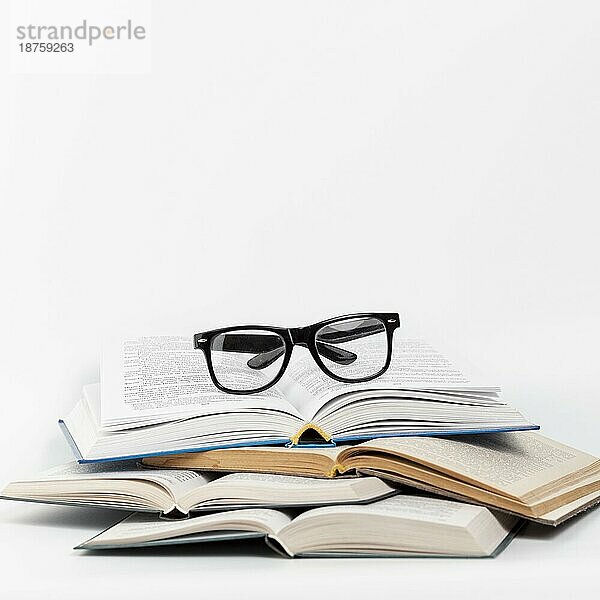 Vorderansicht offene Bücher mit Brille. Auflösung und hohe Qualität schönes Foto