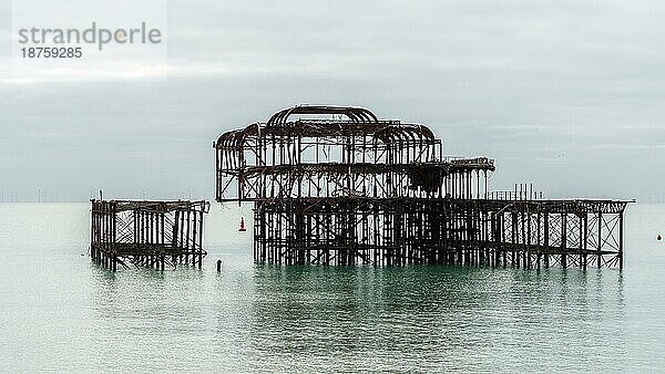 BRIGHTON  EAST SUSSEX/UK - 3. JANUAR: Blick auf den stillgelegten West Pier in Brighton East Sussex am 3. Januar 2019