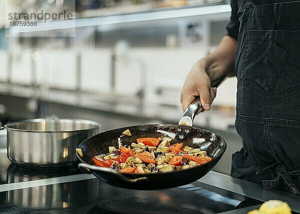 Chefkoch mit Schürze Kochen Gericht Küche