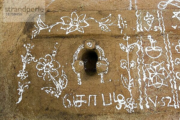 Kolam um den Chulha-Lehmofen während des Pongal-Festes  Tamil Nadu  Südindien  Indien  Asien