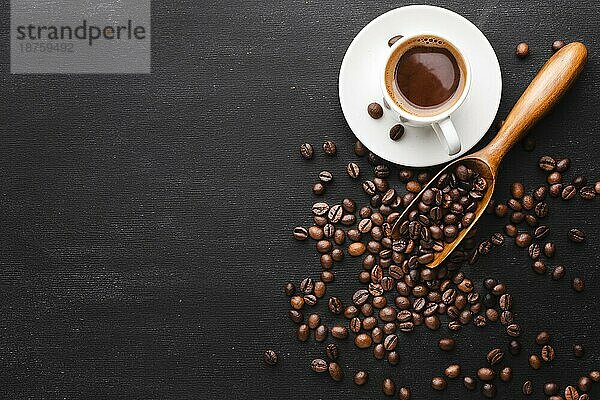 Draufsicht Kaffee mit Bohnen Tisch. Auflösung und hohe Qualität schönes Foto