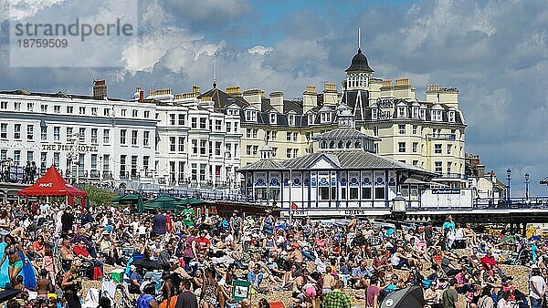 Zuschauer der Airbourne Flugshow in Eastbourne 2014