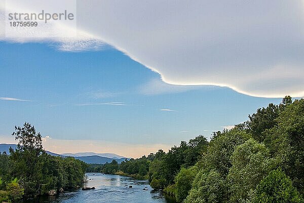 Ungewöhnliche Wolkenformation über dem Fluss Spey