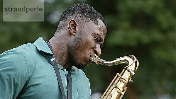 Ein junger Mann spielt ein Instrument Internationaler Jazztag 5