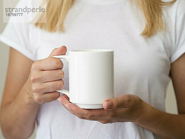 Nahaufnahme blonde Frau mit Becher. Auflösung und hohe Qualität schönes Foto