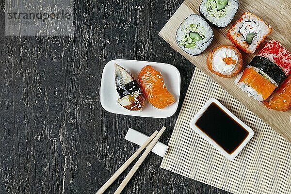 Draufsicht auf traditionelles japanisches Sushi mit Kopierbereich