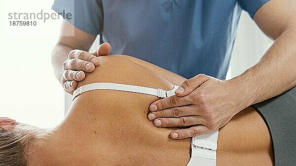 Vorderansicht osteopathische Therapeutin überprüft weiblichen Patienten s zurück 2. Auflösung und hohe Qualität schönes Foto