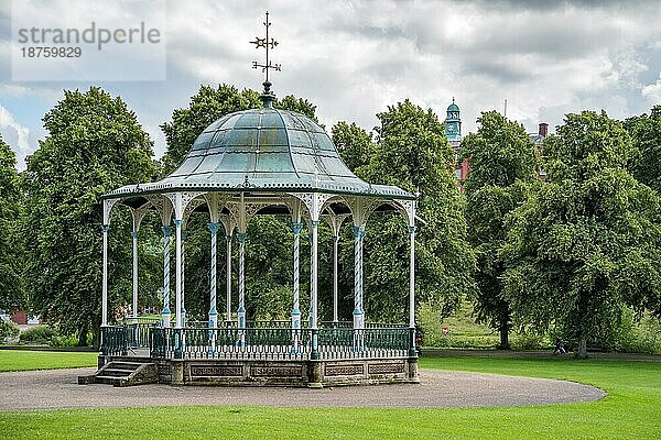 Blick auf den Bandstand im Quarry Park  Shrewsbury  Shropshire  England  am 13. Juli 2021. Zwei nicht identifizierte Personen  SHREWSBURY  SHROPSHIRE  Großbritannien  Europa