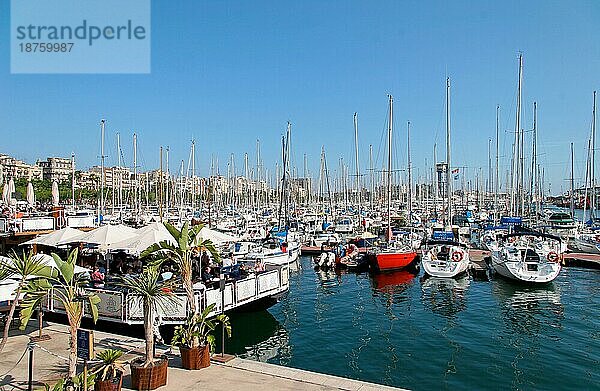 Eine Auswahl von Booten und Yachten  die im Jachthafen von Barcelona vor Anker liegen