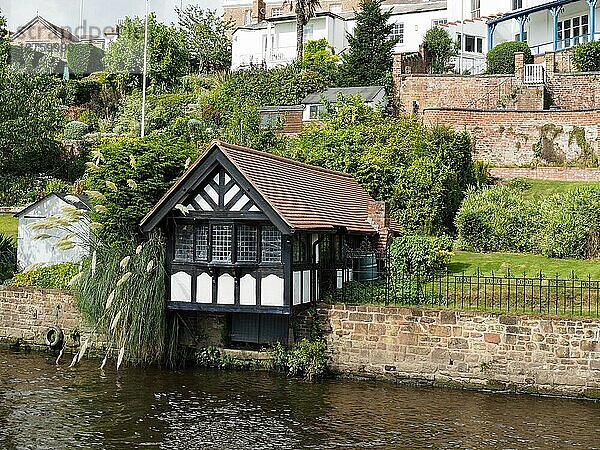 Häuser entlang des Flusses Dee in Chester