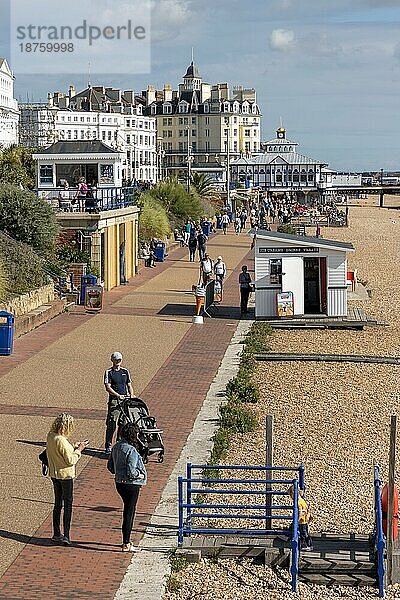 EASTBOURNE  EAST SUSSEX/UK - SEPTEMBER 6 : Blick auf die Promenade in Eastbourne am 6. September 2020. Nicht identifizierte Menschen