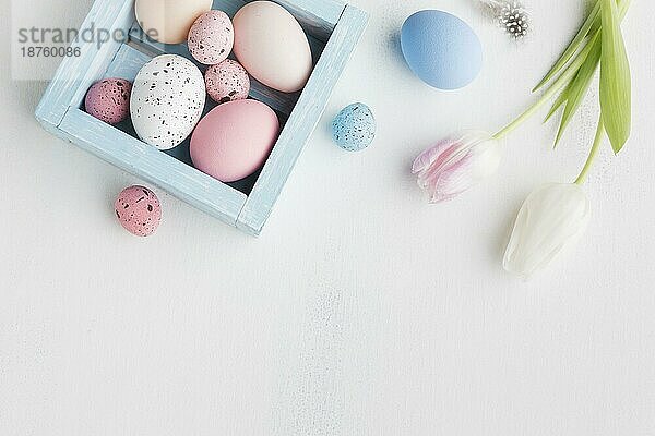 Draufsicht bunte Eier Ostern mit Tulpen