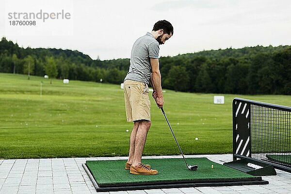 Professioneller Golfspieler beim Üben auf dem Golfplatz