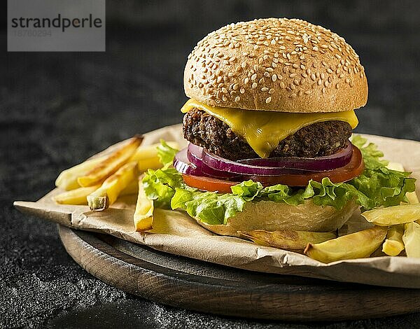 Vorderansicht frischer Burger Pommes Teller. Auflösung und hohe Qualität schönes Foto