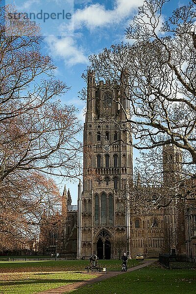 Außenansicht der Kathedrale von Ely in Ely am 22. November 2012. Zwei nicht identifizierte Personen  ELY  CAMBRIDGESHIRE  Großbritannien  Europa