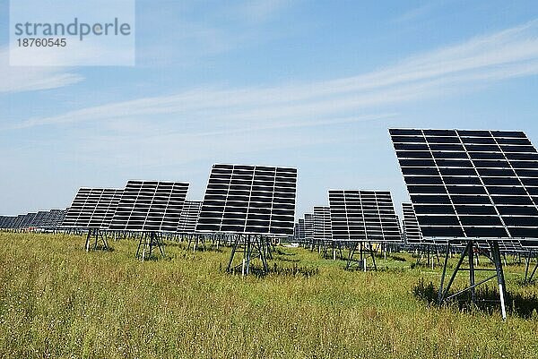 Alternative Energie mit einem Feld von Solarzellenfeldern