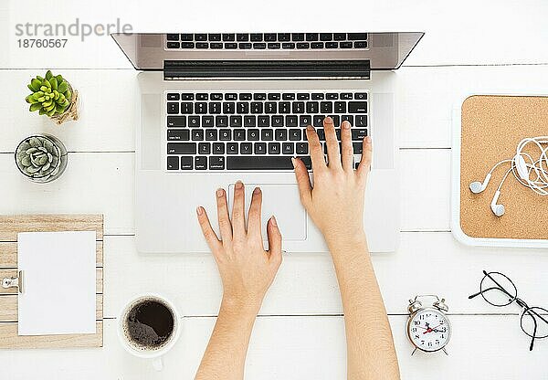 Draufsicht Bürotisch während der Arbeit. Auflösung und hohe Qualität schönes Foto