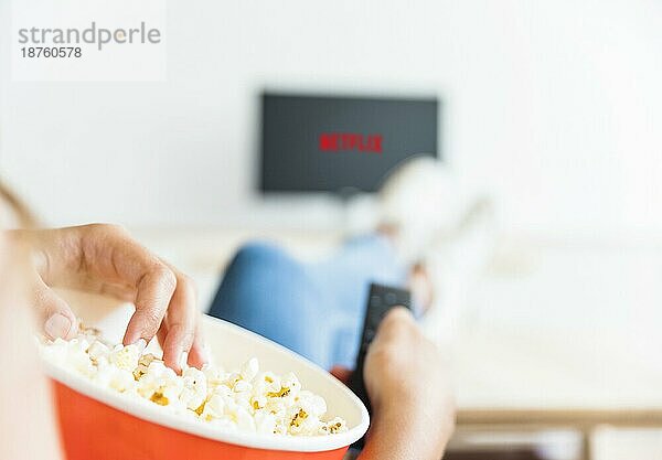 Ernte Frau ißt Popcorn beobachten Serie Wohnzimmer. Auflösung und hohe Qualität schönes Foto