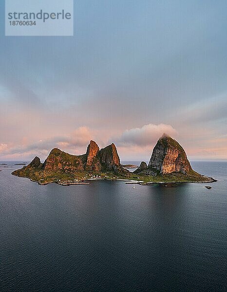 Luftaufnahme der Insel Træna  Traena  Sanna  Helgelandküste  Nordland  Norwegen  Europa