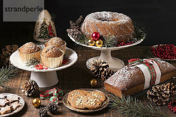 Hochkant-Sortiment weihnachtliche Desserts mit Tannenzapfen und roten Beeren