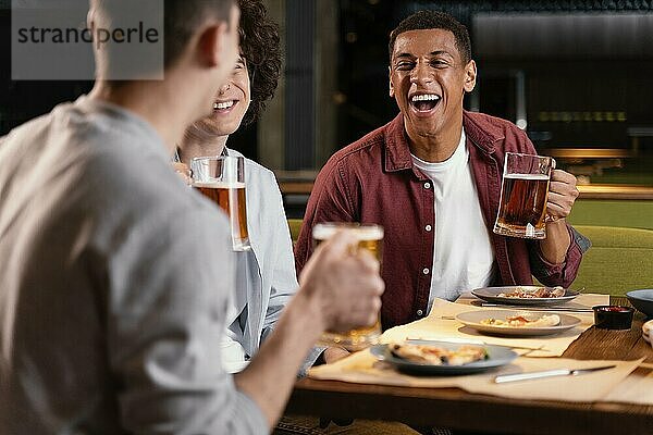 Close up glückliche Männer mit Bierkrügen