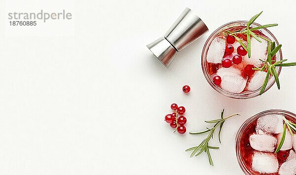 Draufsicht Cranberry-Wodka-Gläser mit Eisfläche