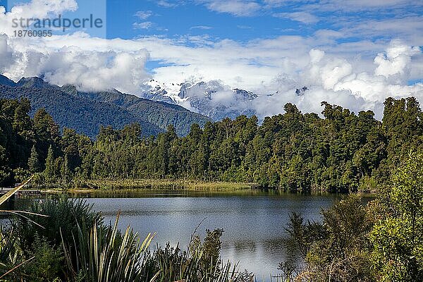 Landschaftlicher Blick auf den Mapourika-See in Neuseeland