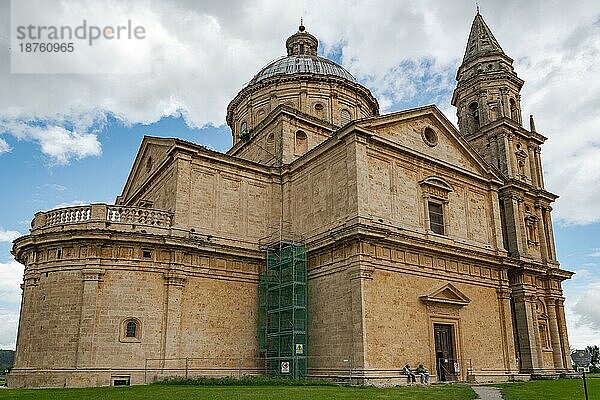 MONTEPULCIANO  TOSKANA  ITALIEN - 17. MAI : Blick auf die Kirche San Biagio bei Montepulciano  Toskana  am 17. Mai 2013. Zwei nicht identifizierte Personen