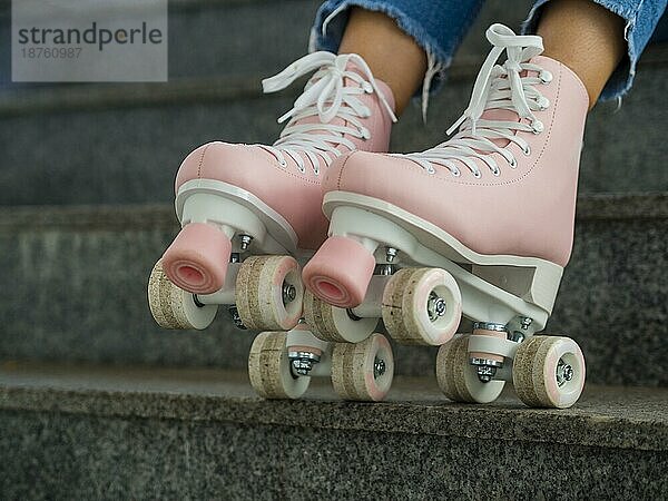 Seitenansicht Rollerskates Treppe. Foto mit hoher Auflösung