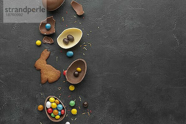 Draufsicht Schokoladen-Osterei mit Keksen in Form eines Süßigkeiten-Hasen