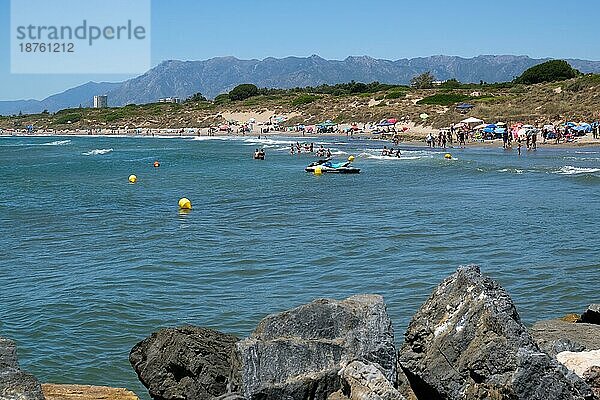 CABO PINO  ANDALUZIEN/SPANIEN - 2. JULI: Menschen genießen den Strand von Cabo Pino in Andalusien  Spanien  am 2. Juli 2017. Nicht identifizierte Menschen  Europa