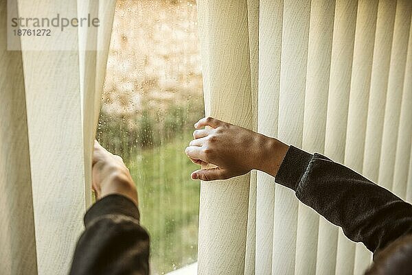 Junge schaut aus dem Fenster. Schönes Foto