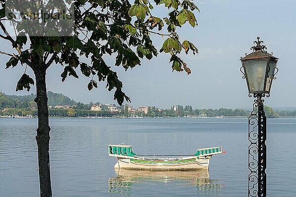 Traditionelles Boot auf dem Lago Maggiore Piemont Italien