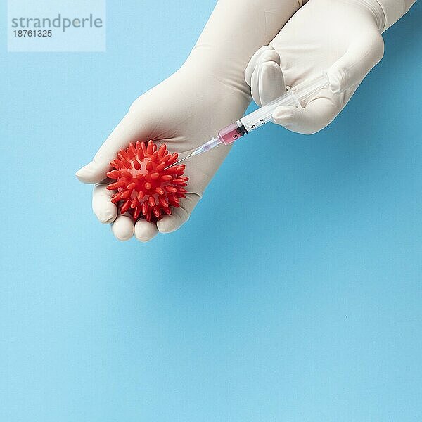 Ansicht von oben  Hand hält Virusspritze mit Impfstoff. Foto mit hoher Auflösung