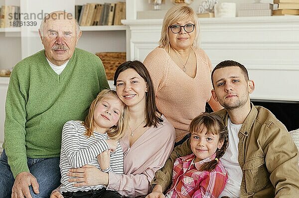 Medium shot glückliche Familie posiert