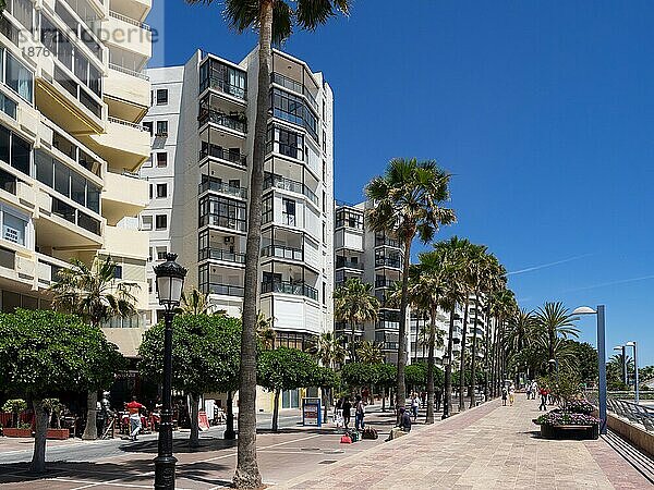 MARBELLA  ANDALUCIA  SPANIEN - 4. MAI: Straßenszene in Marbella Spanien am 4. Mai 2014. Nicht identifizierte Menschen