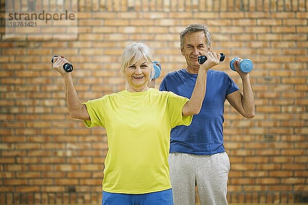 Älteres Paar trainiert im Fitnessstudio. Foto mit hoher Auflösung