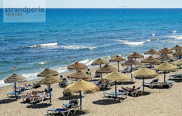 MARBELLA  ANDALUCIA/SPAIN - 4. MAI: Blick auf den Strand von Marbella in Spanien am 4. Mai 2014. Nicht identifizierte Menschen