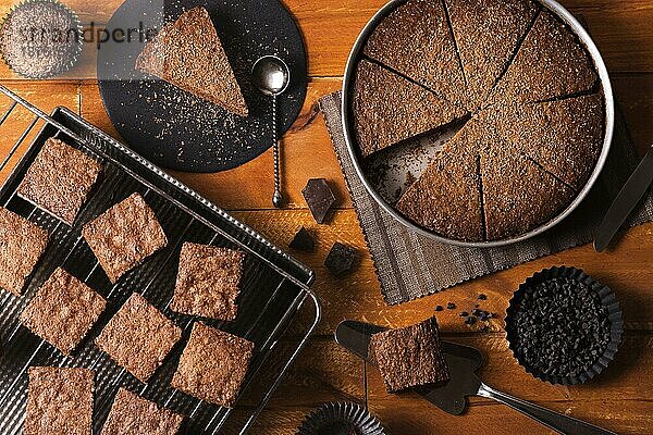 Draufsicht Schokoladenkuchen bereit zum Servieren