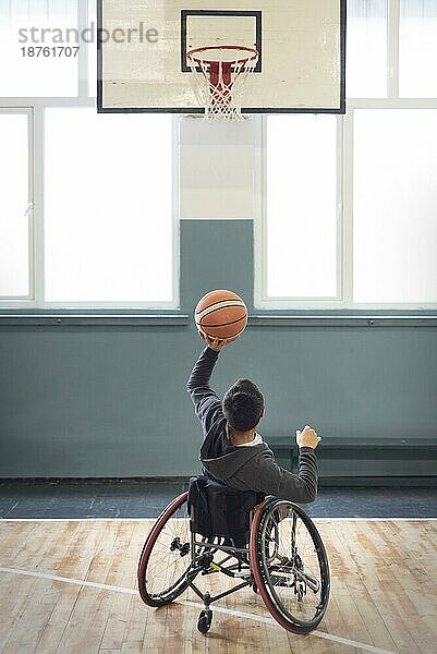 Vollbild Mann spielt Basketball