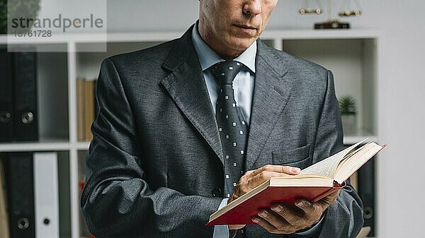 Nahaufnahme Anwalt liest Buch Gerichtssaal. Schönes Foto