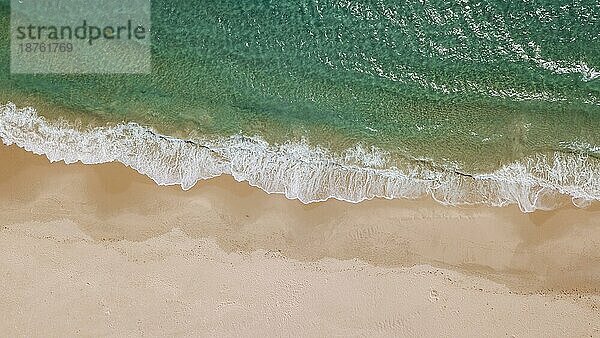 Schäumende Wellen Sandstrand aus. Auflösung und hohe Qualität schönes Foto