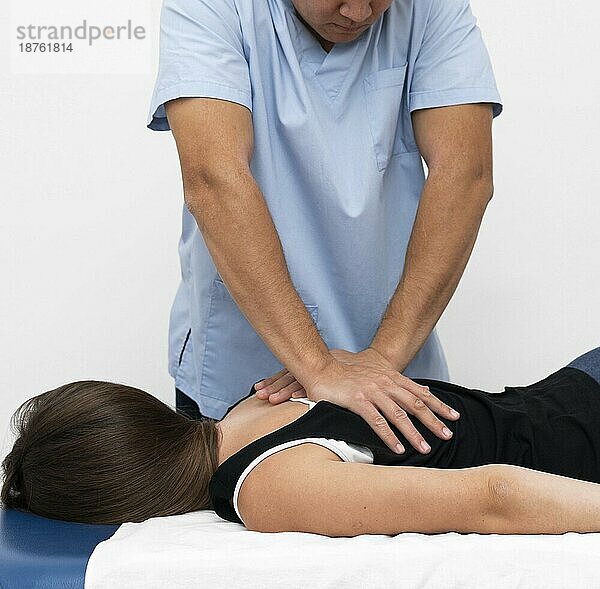 Vorderansicht Physiotherapeutin massiert Rücken der Frau