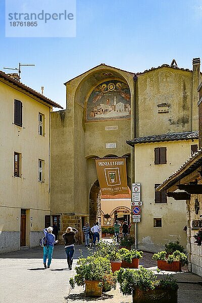 PIENZA  TOSKANA  ITALIEN - 18. MAI : Eingang zu Pienza  Toskana in Italien am 18. Mai 2013. nicht identifizierte Personen