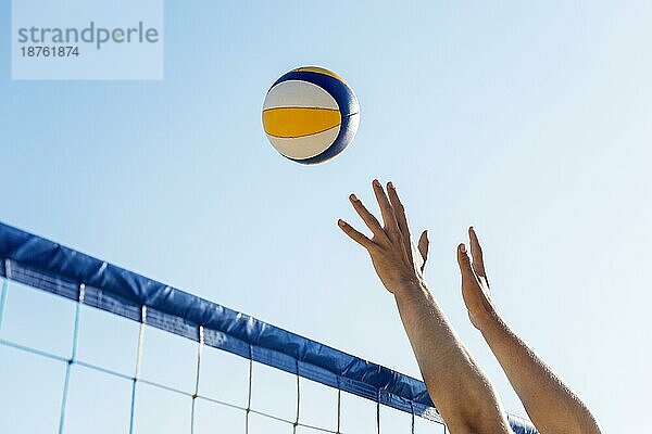 Seitenansicht Mann s Hände Vorbereitung Hit eingehende Volleyballnetz . Auflösung und hohe Qualität schönes Foto