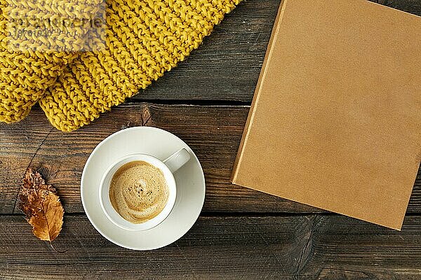 Draufsicht Tasse Kaffee Holztisch. Auflösung und hohe Qualität schönes Foto