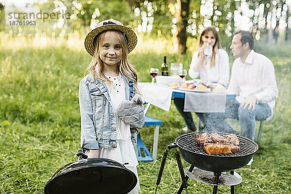 Familie beim Grillen in der Natur