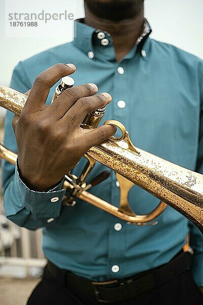 Afroamerikanischer mann spielt musik jazz day