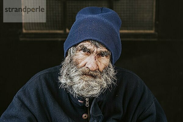 Vorderansicht Obdachloser Mann mit Bart